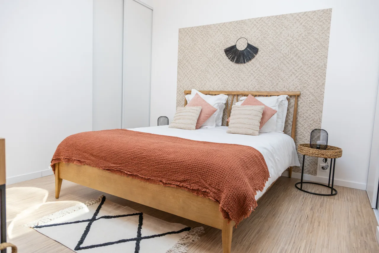 Loft La Vesée — chambre terracotta avec lit habillé de matières naturelles