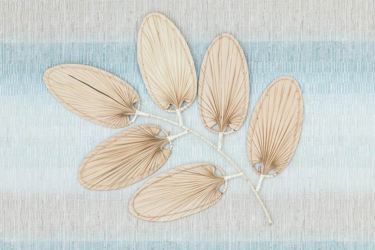 Loft La Vesée — chambre pastel, détail du décor mural en feuilles d'osier
