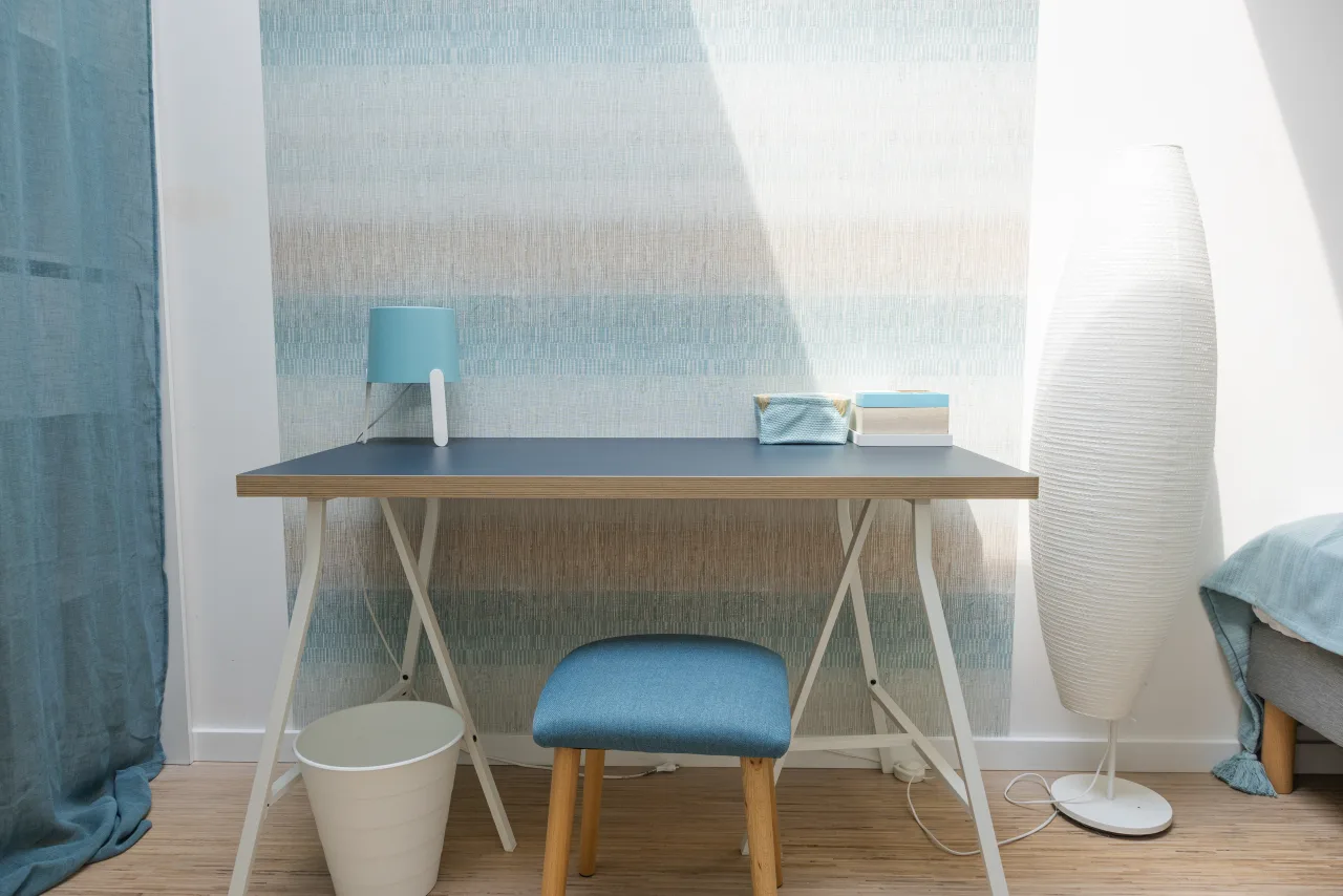 Loft La Vesée — chambre pastel, vue sur le bureau