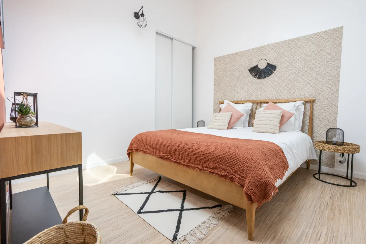 Loft La Vesée — chambre terracotta, autre vue du lit
