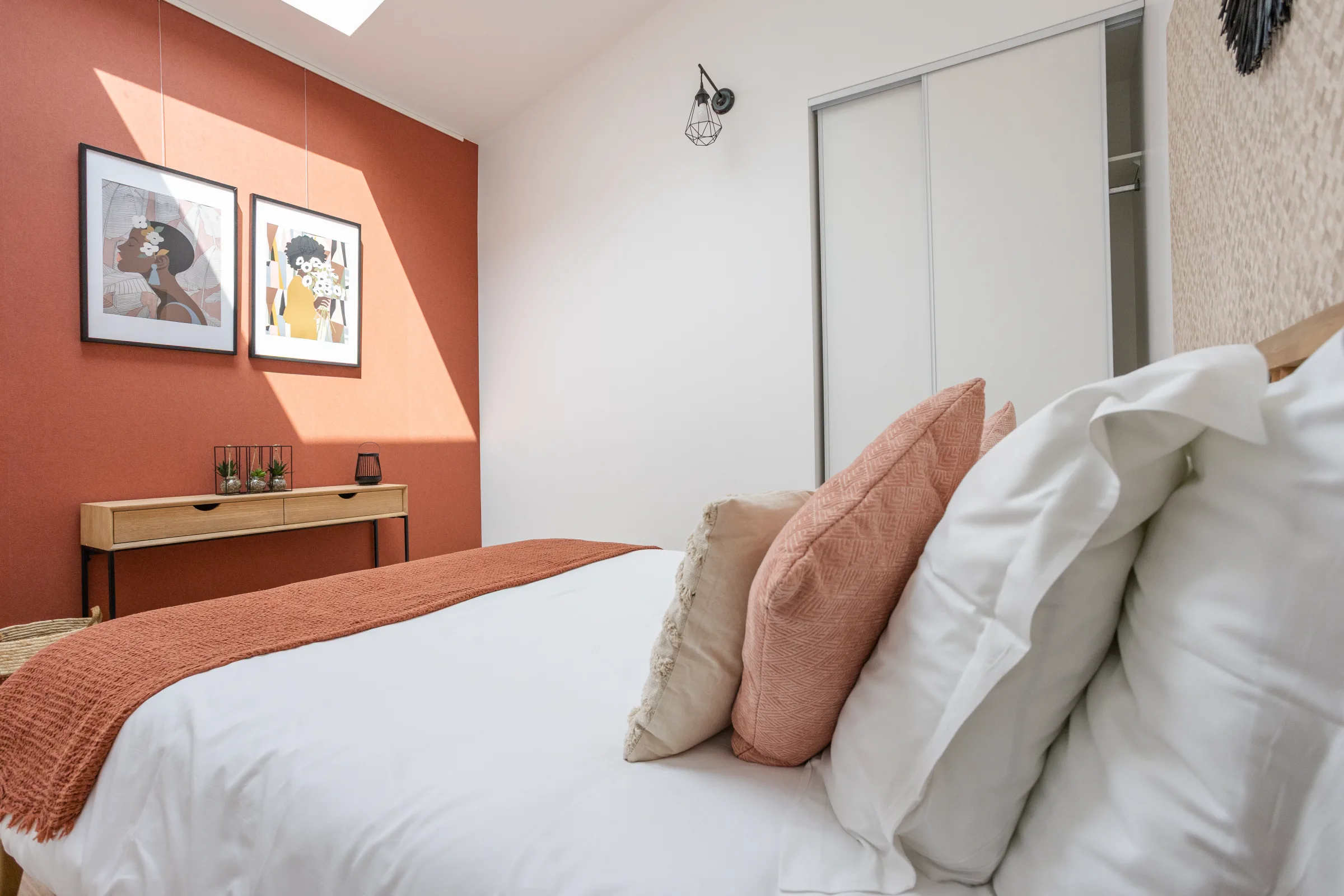 Loft La Vesée — chambre terracotta (cadrage pour photo fixe)