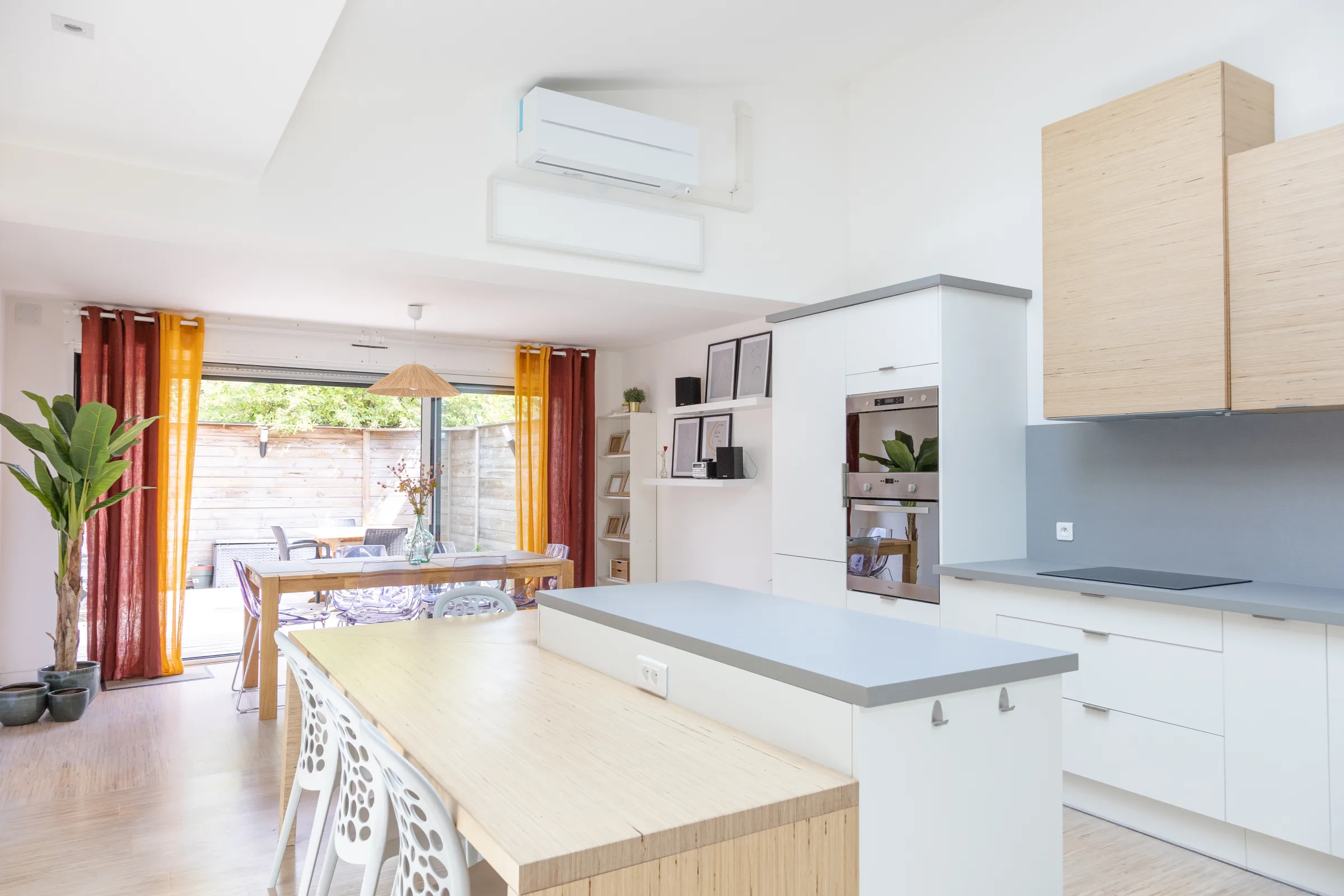 Loft La Vesée — cuisine avec îlot central, ouverture sur la galerie
