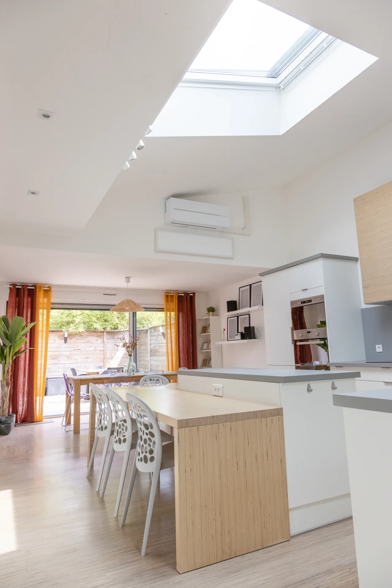 Loft La Vesée — la cuisine en cadrage vertical, plan rapproché