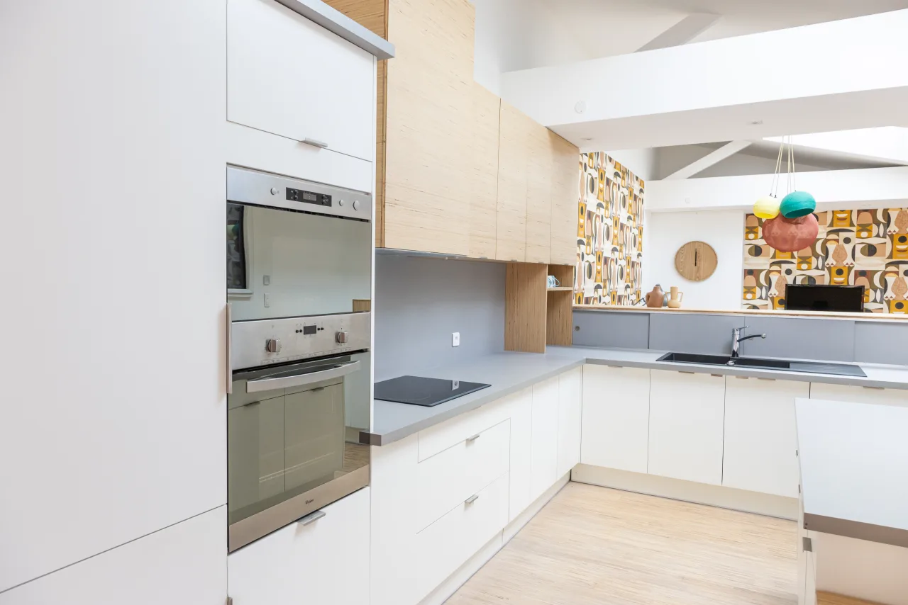 Loft La Vesée — la cuisine ouverte vue sur le salon