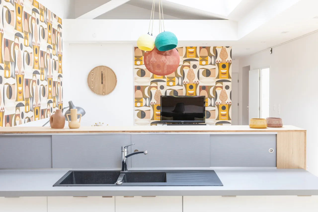 Loft La Vesée — la cuisine vue depuis l'évier, perspective ouverte sur le salon