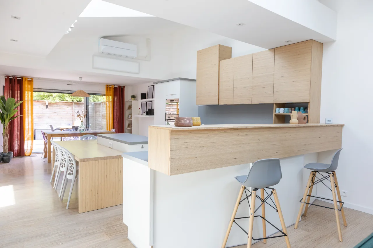 Loft La Vesée — vue sur la cuisine depuis le bar