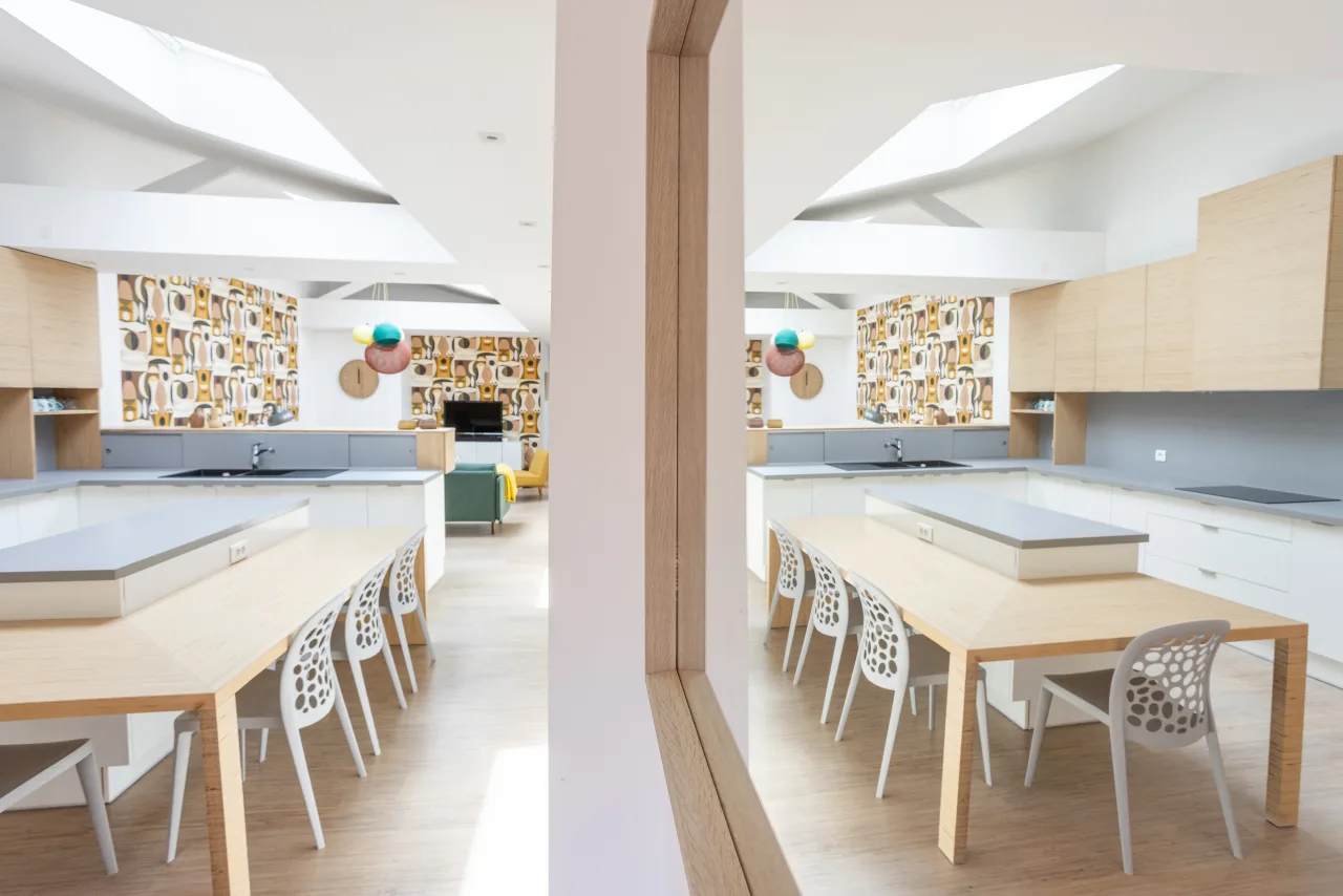 Loft La Vesée — la cuisine vue dans le reflet du miroir, perspective créative