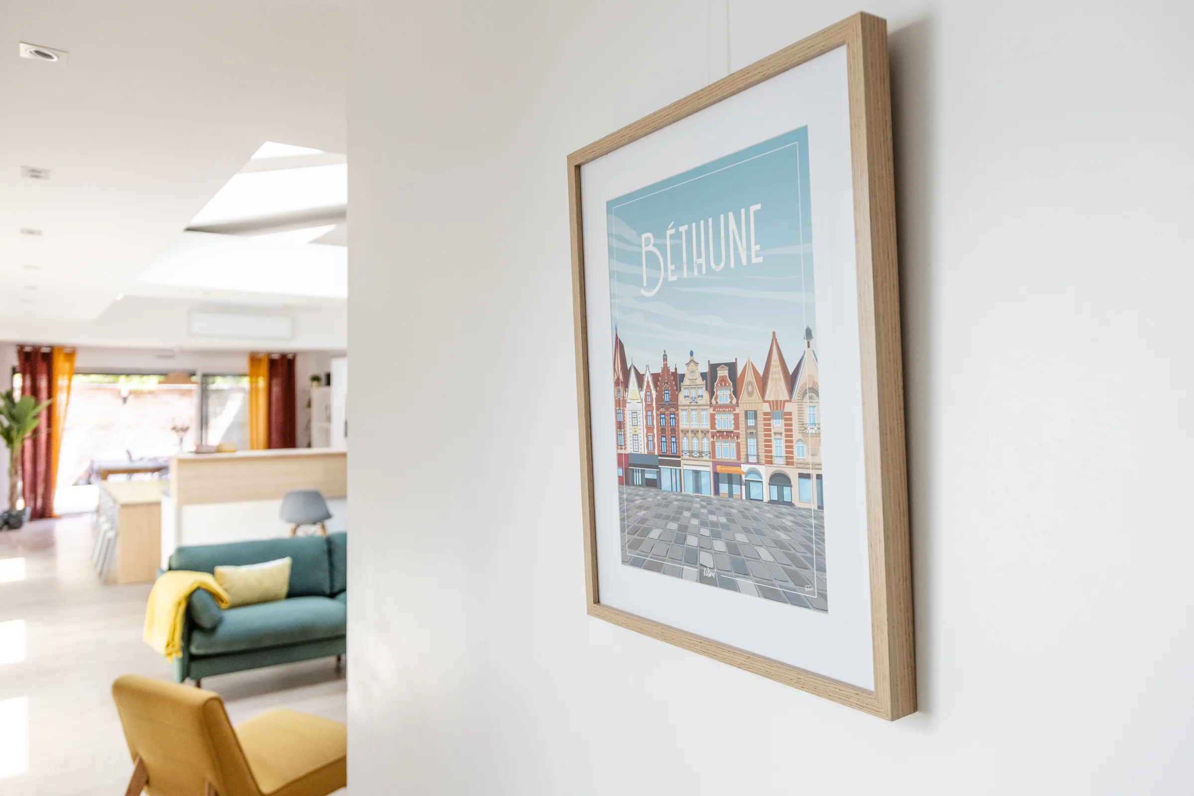 Loft La Vesée — cadre affiche Béthune dans la décoration, ancrage local