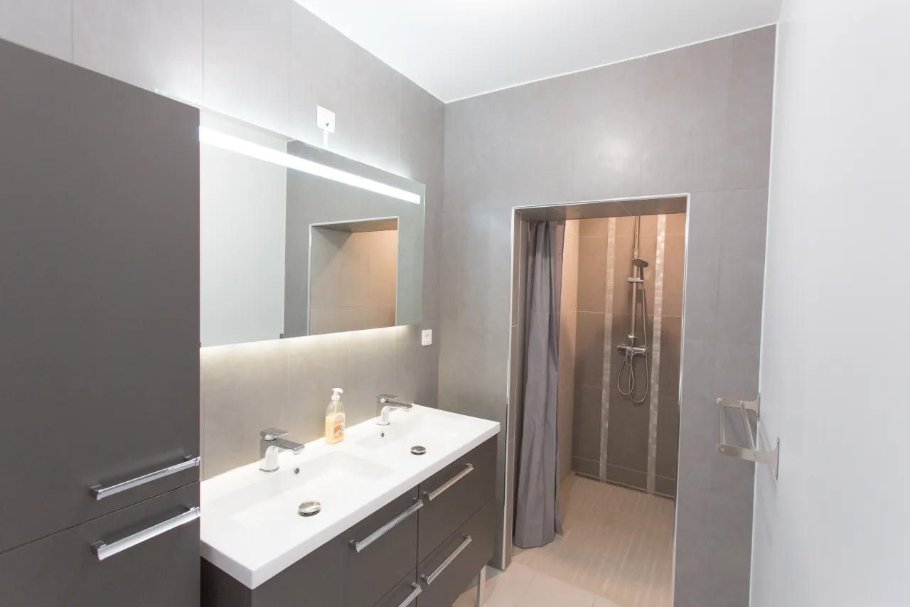 Loft La Vesée — salle de bain de la suite parentale, douche à l'italienne en arrière-plan