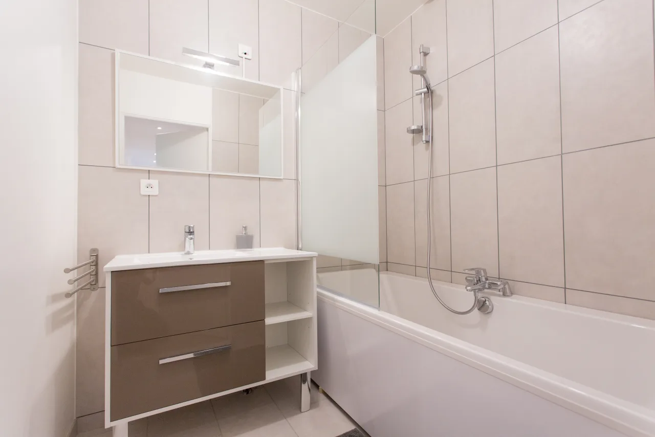 Loft La Vesée — seconde salle de bain commune, équipée d'une baignoire