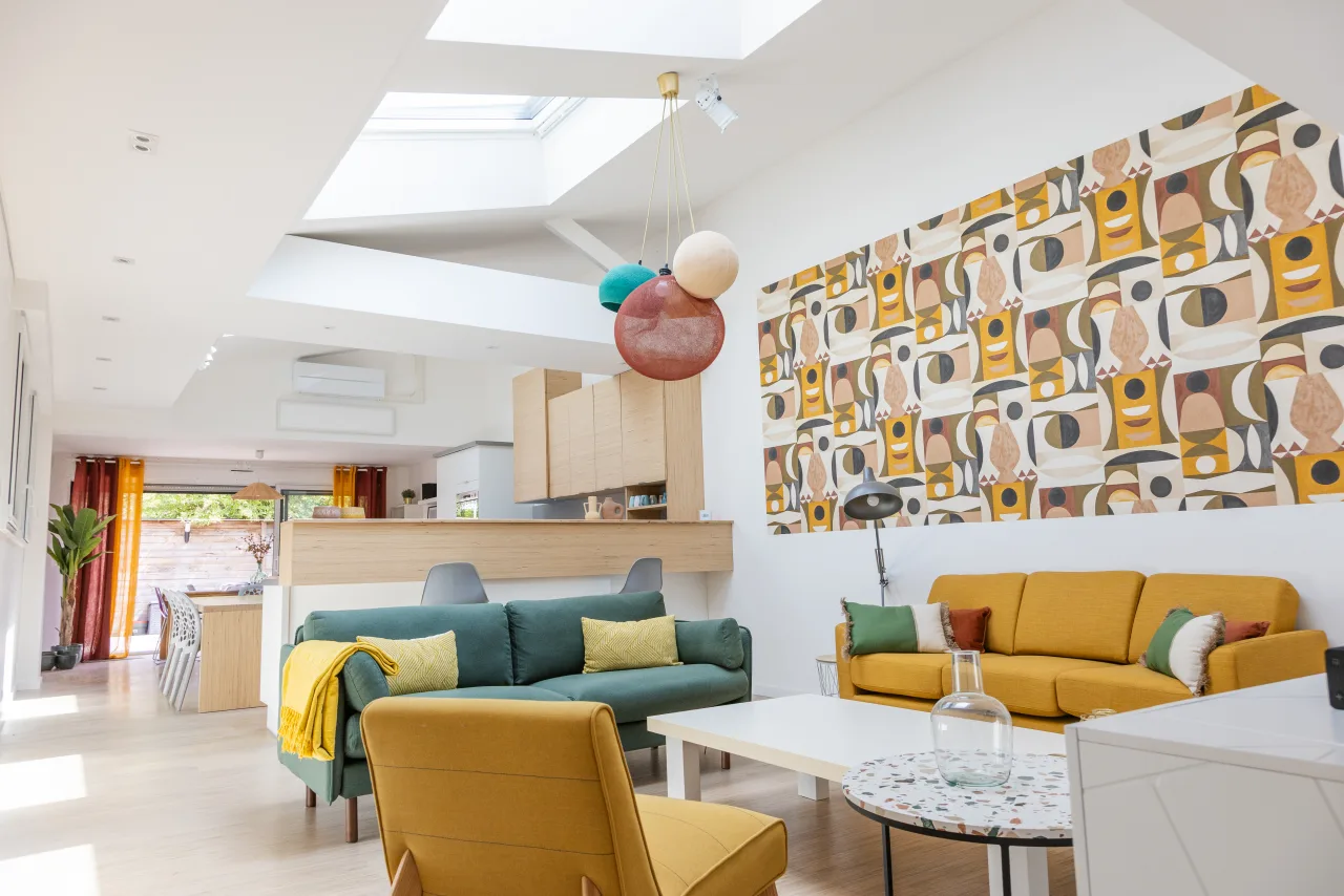 Loft La Vesée — salon avec puits de lumière, ambiance volumineuse