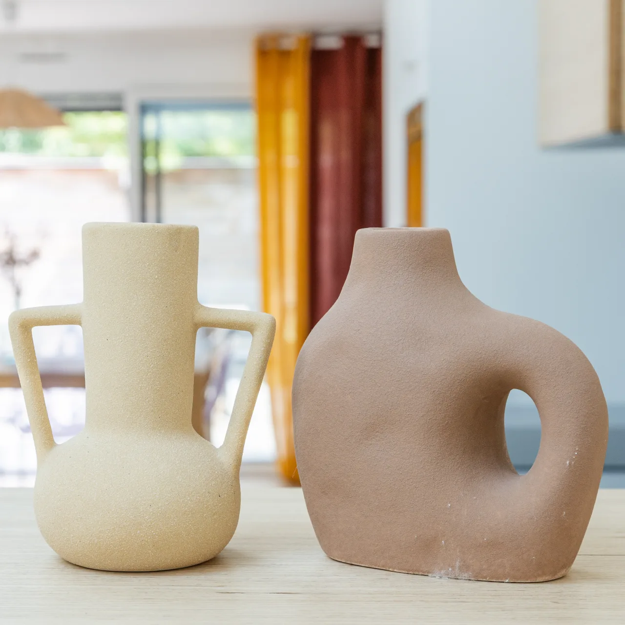 Loft La Vesée — détail : vase au salon, matières et lumière