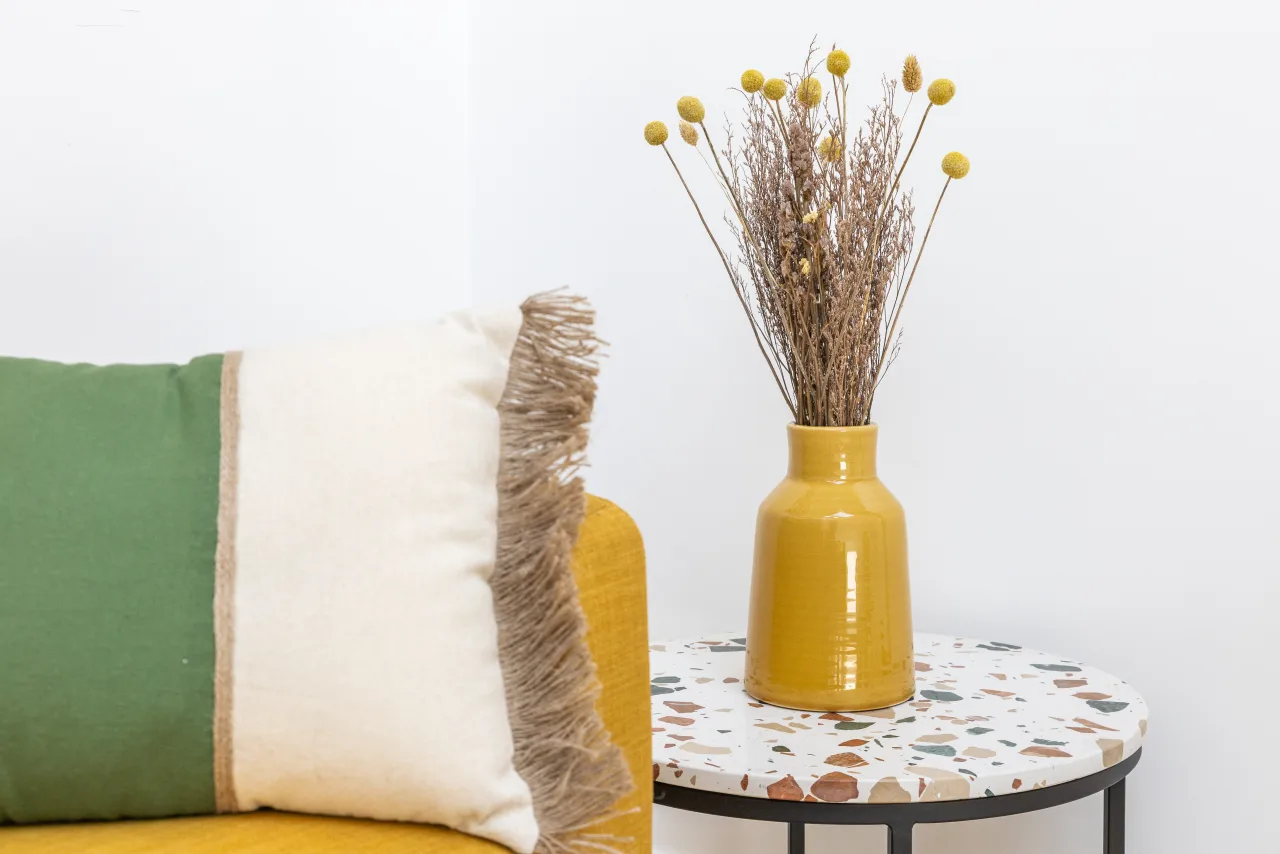 Loft La Vesée — détail de la décoration du salon, objets choisis