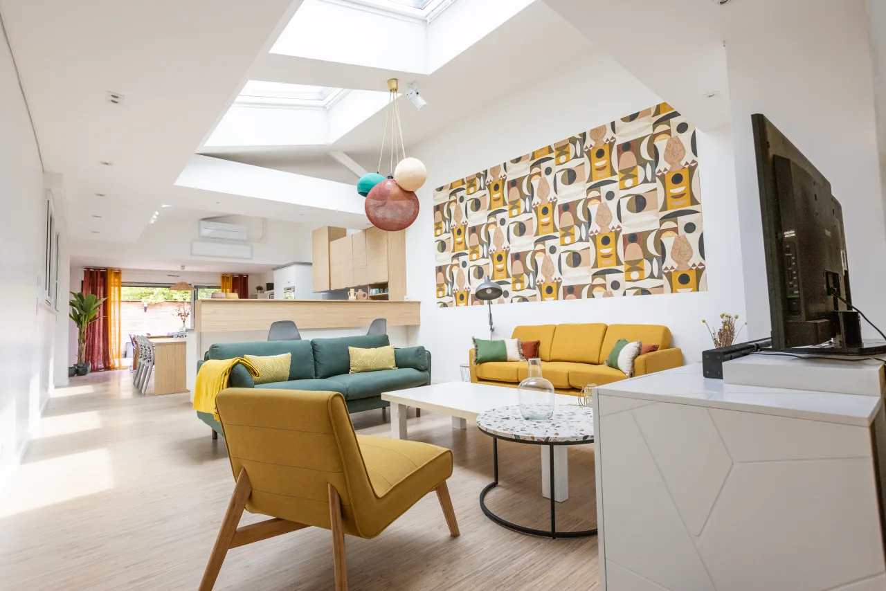 Loft La Vesée — salon, canapé et ambiance lumineuse