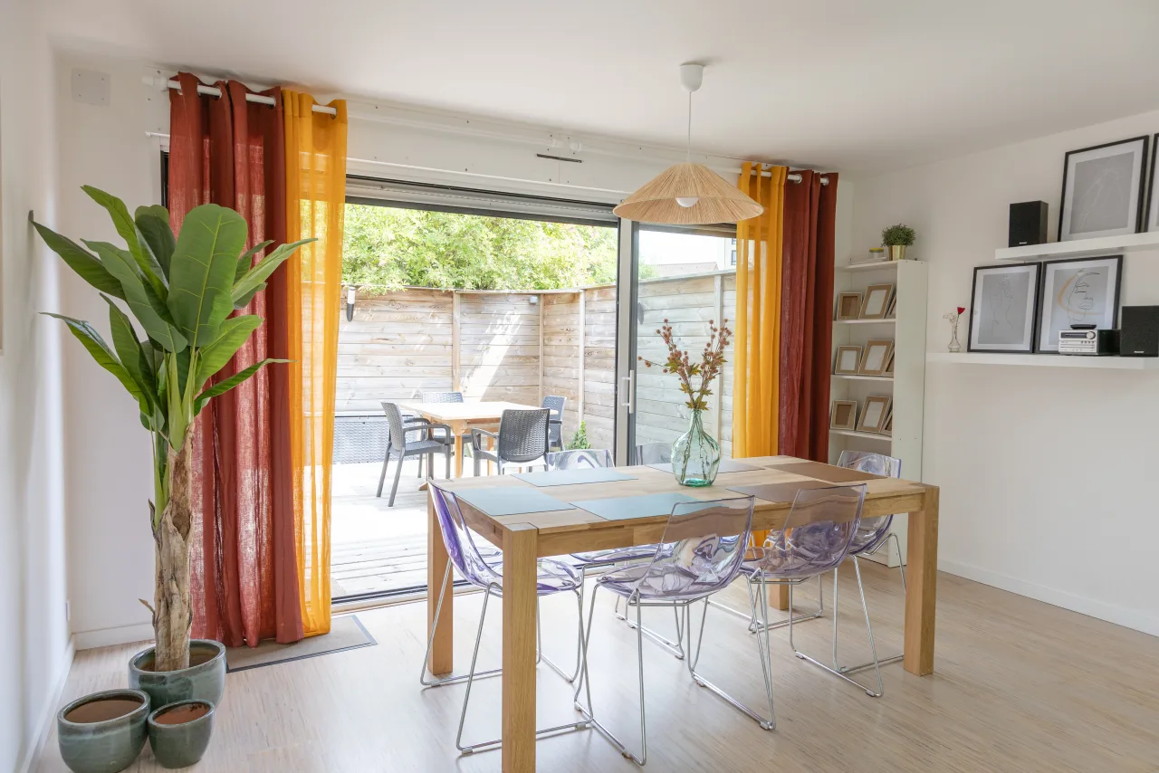 Loft La Vesée — le séjour ouvert sur la terrasse