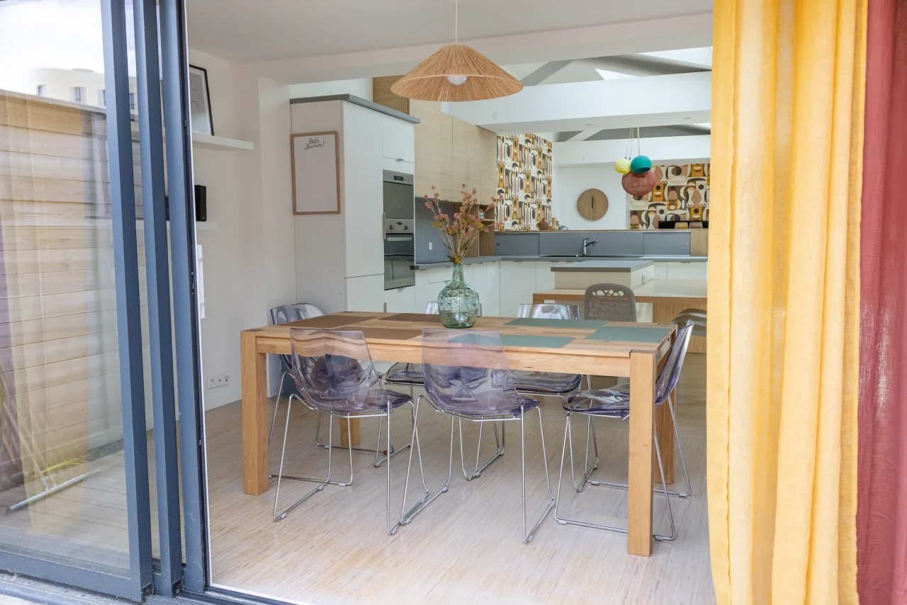 Loft La Vesée — le séjour ouvert sur la terrasse, autre cadrage