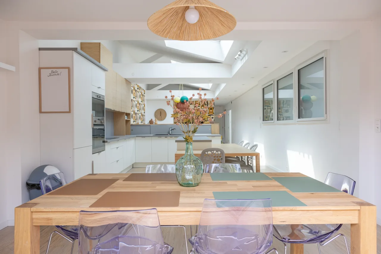 Loft La Vesée — le séjour ouvert sur la cuisine, vue d'ensemble de la pièce de vie
