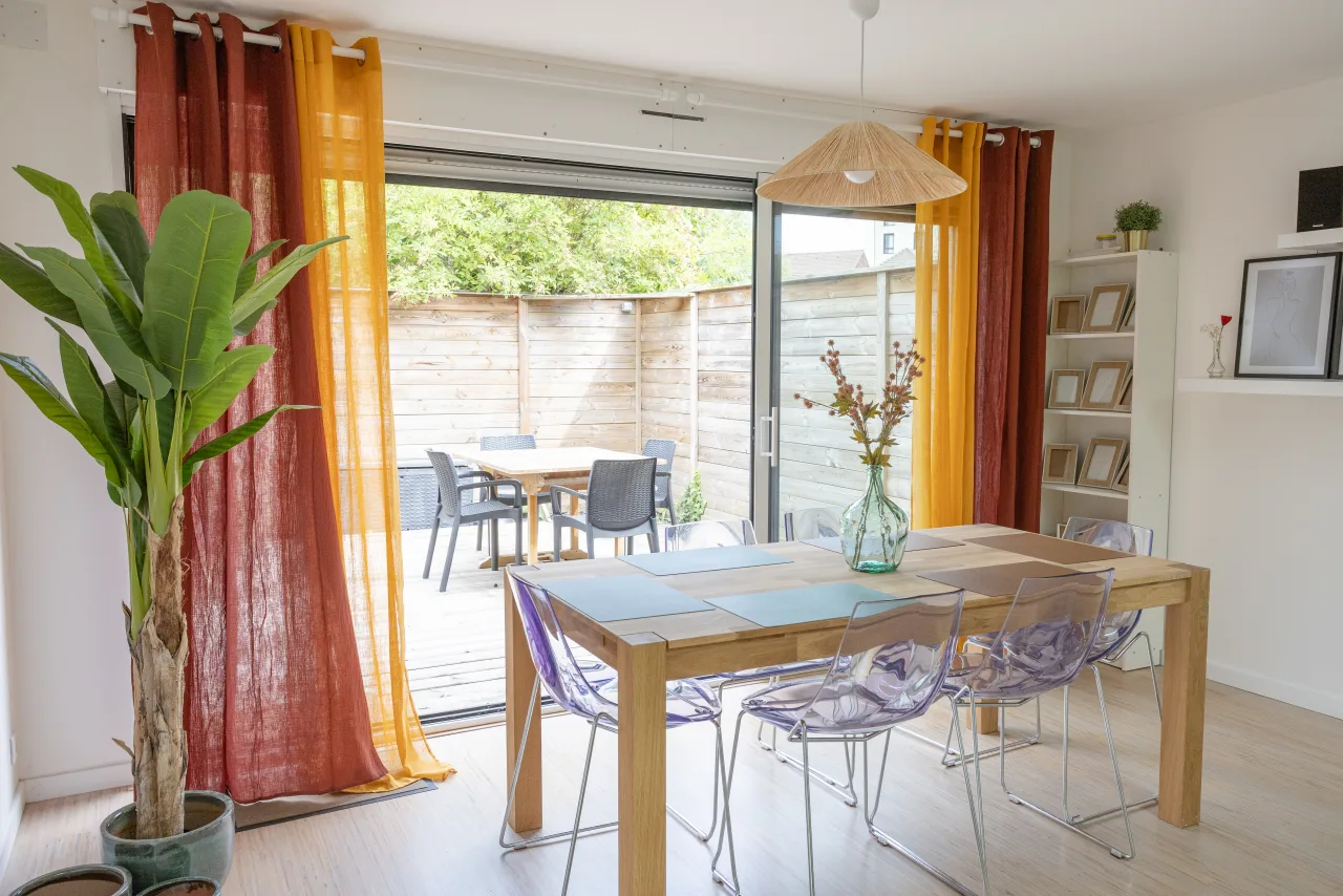 Loft La Vesée — séjour ouvert sur la terrasse, vue sur la terrasse en arrière-plan