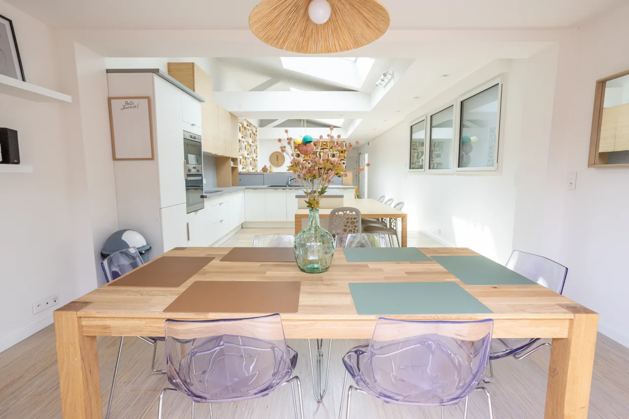 Loft La Vesée — le séjour avec vue sur la cuisine