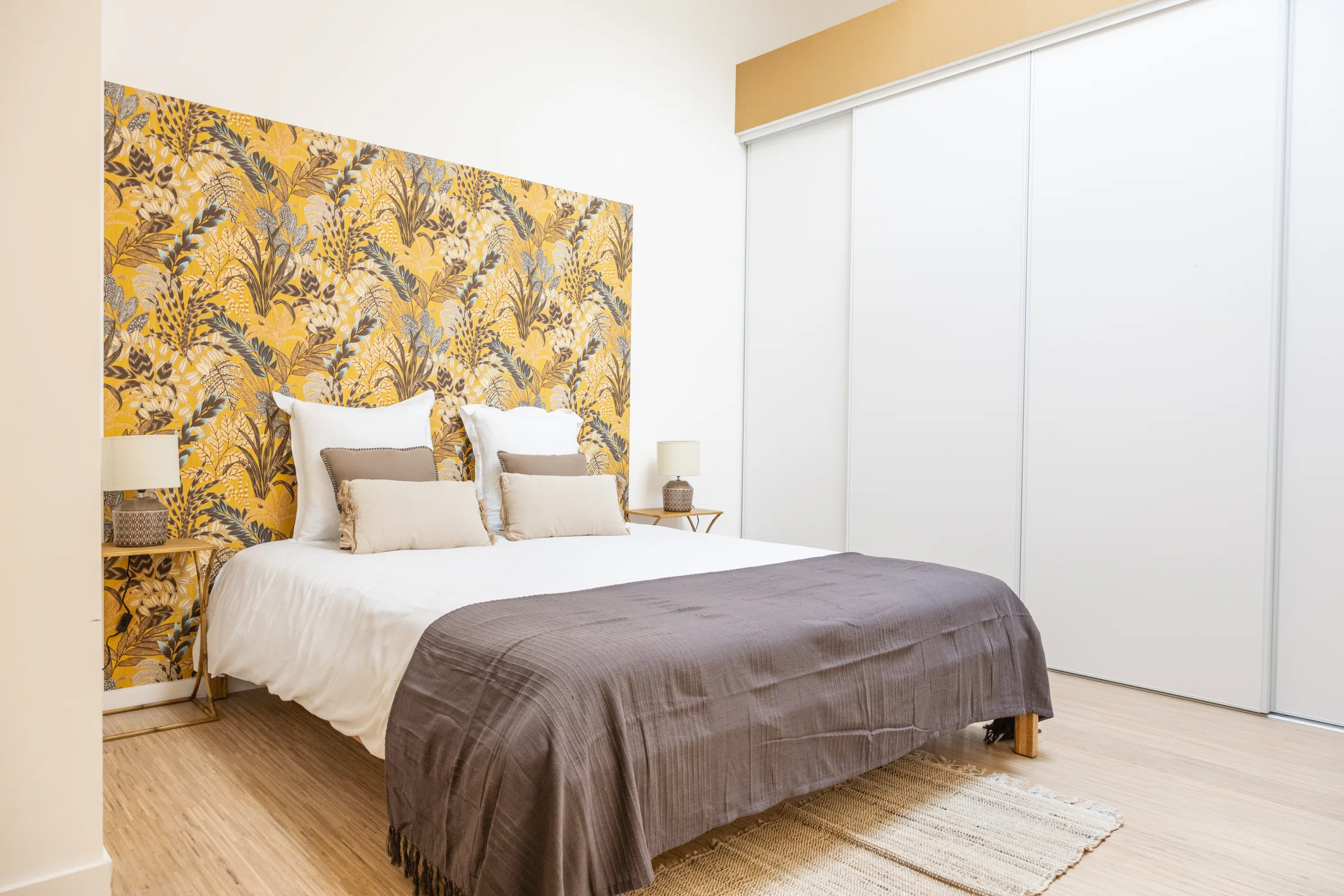 Loft La Vesée — suite parentale, le lit dans une ambiance épurée
