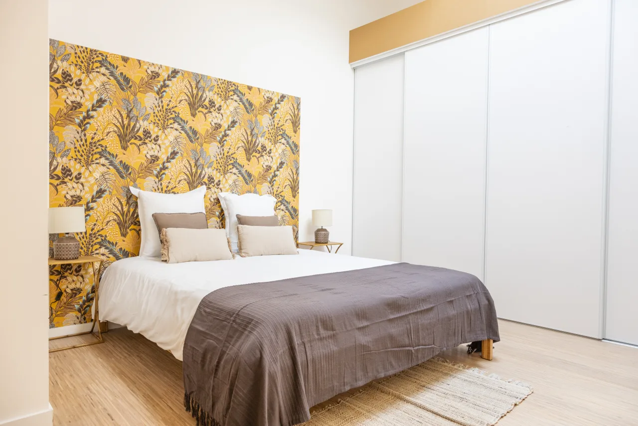 Loft La Vesée — suite parentale, le lit dans une ambiance épurée