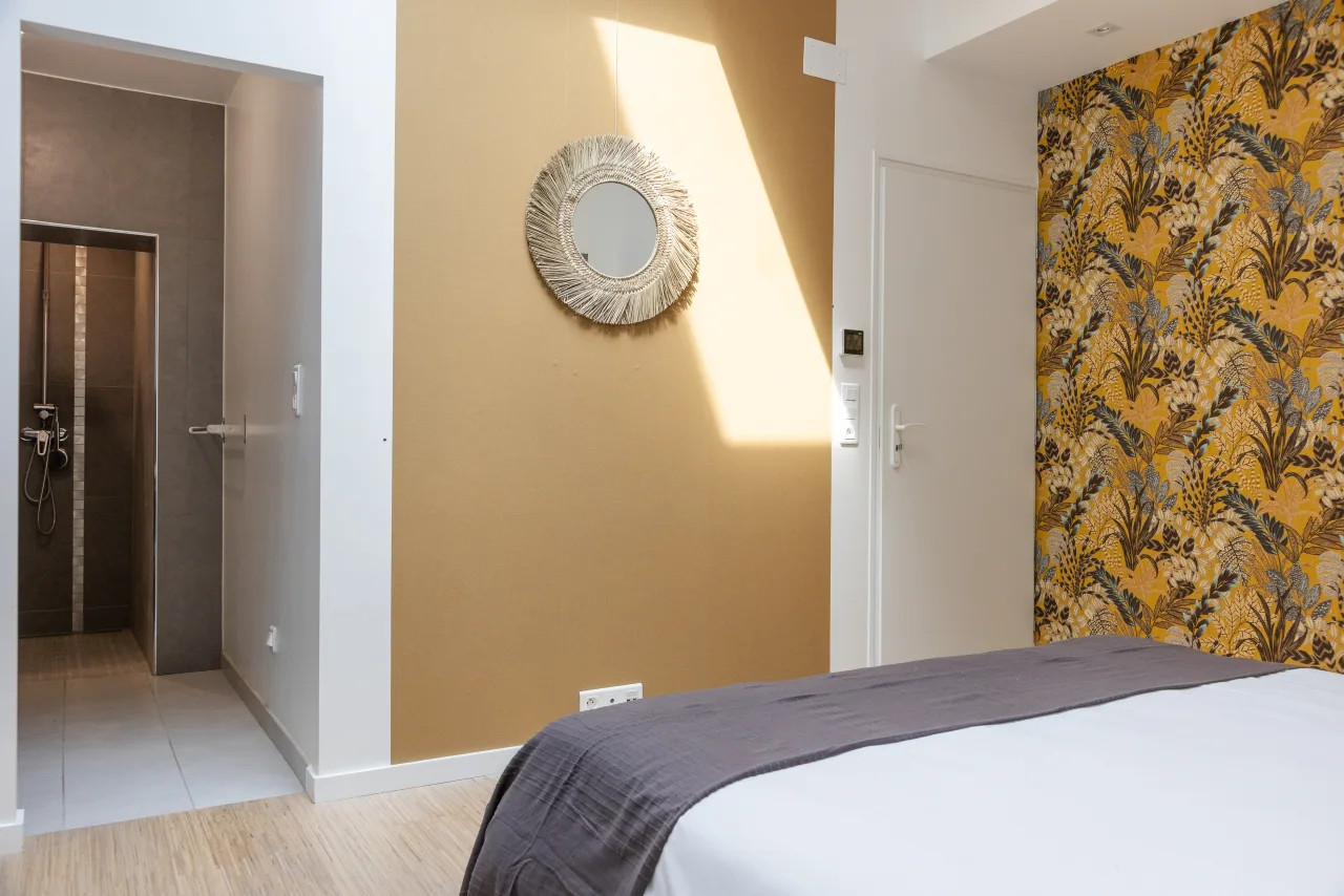 Loft La Vesée — suite parentale avec vue sur la salle de douche