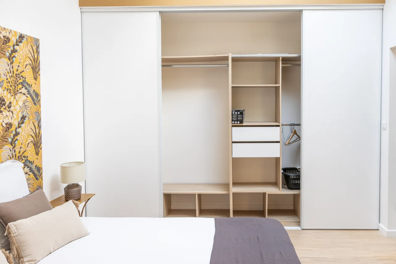 Loft La Vesée — grand dressing de la suite parentale, portes ouvertes
