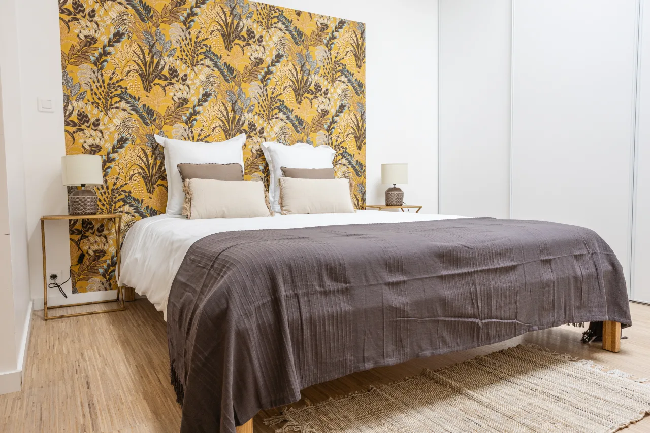 Loft La Vesée — suite parentale, le lit dans une autre lumière