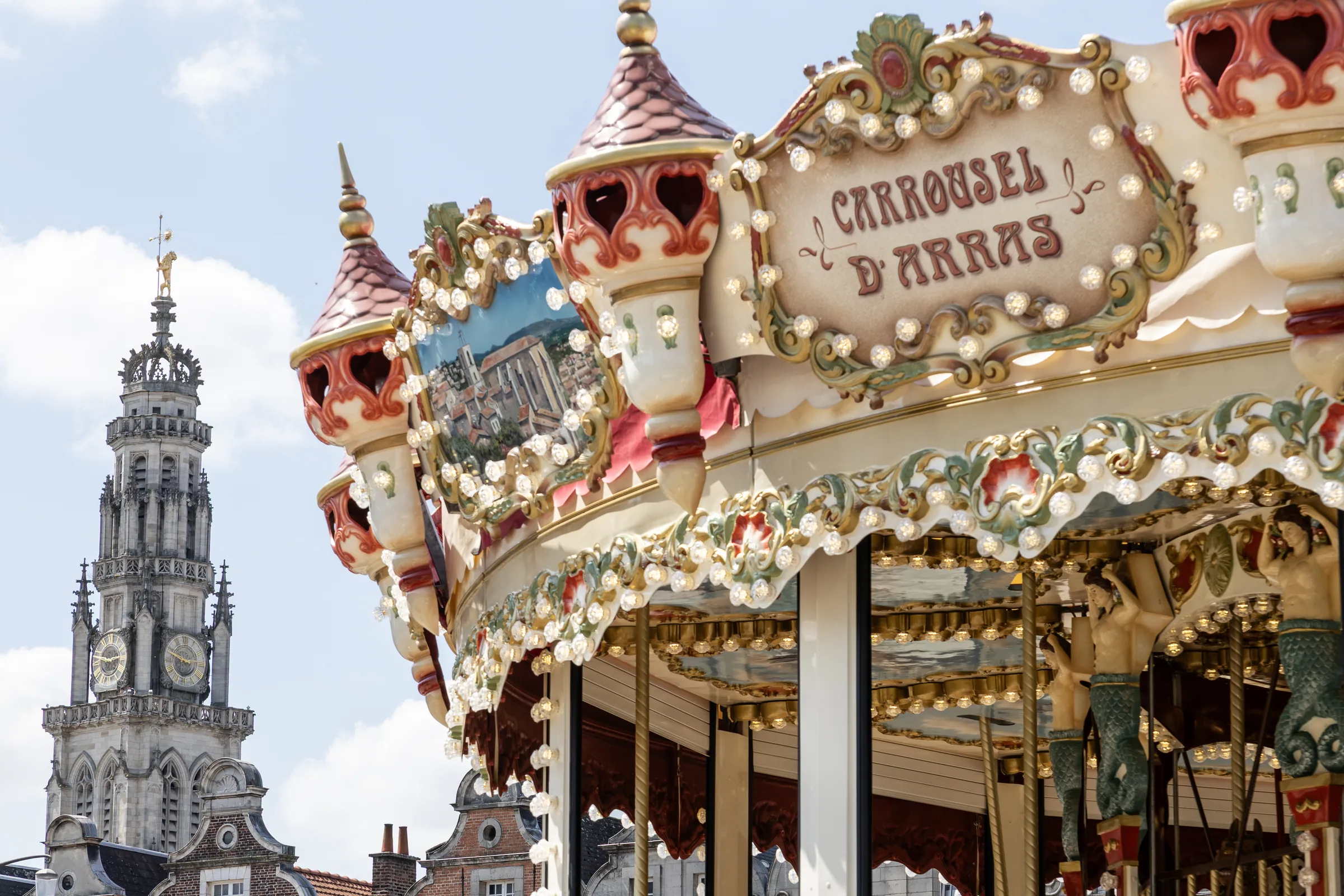 Arras, le manège coloré sur la place, beffroi en arrière-plan