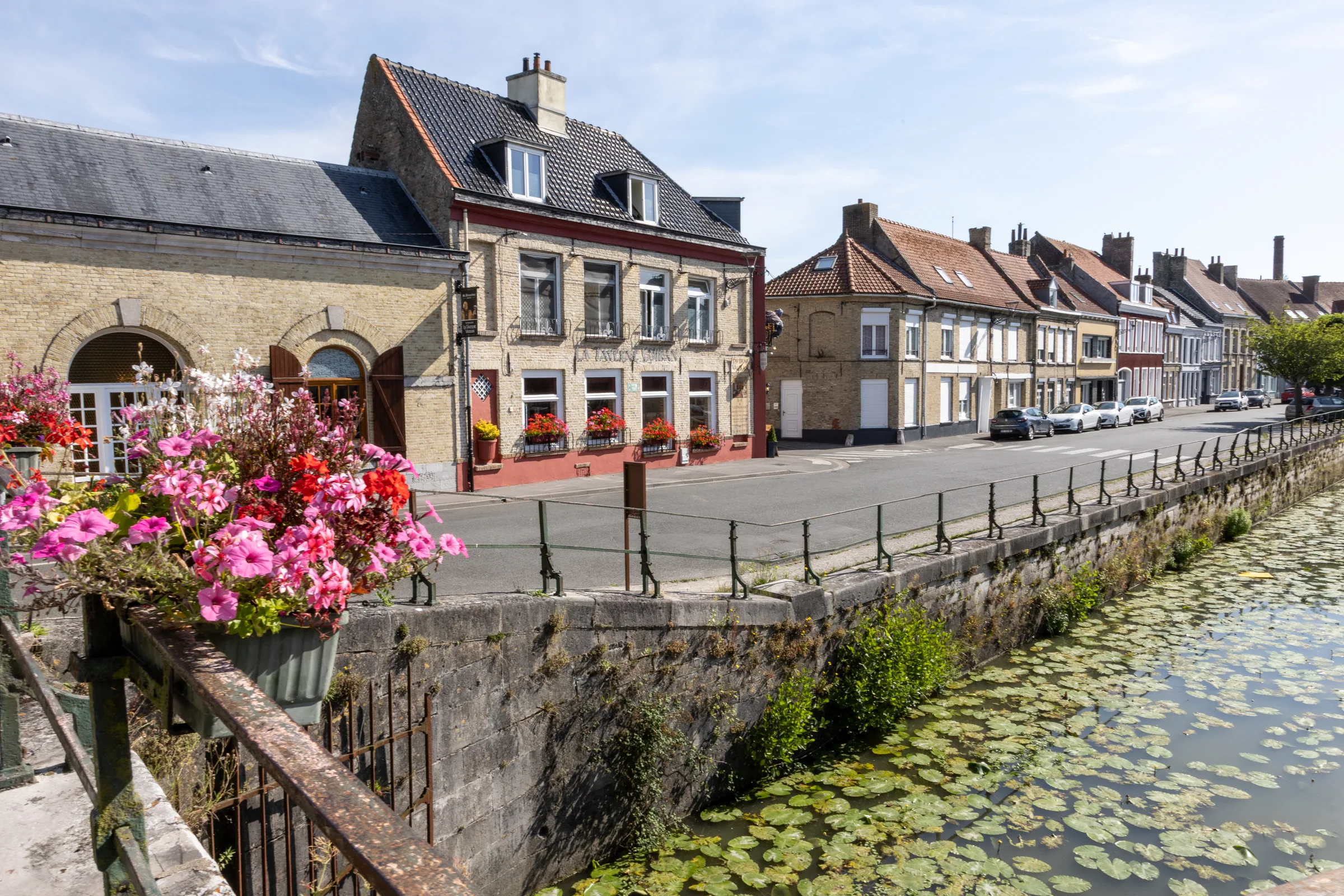 Bergues, façades en brique de style flamand bordant le canal