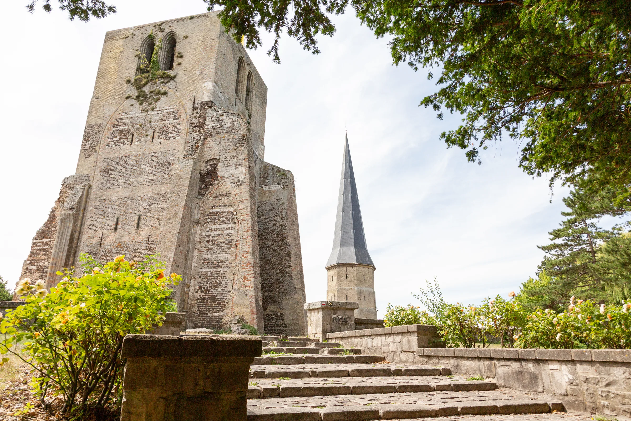 Bergues, la tour Carrée et la tour Pointue, vestiges de l'abbaye Saint-Winoc