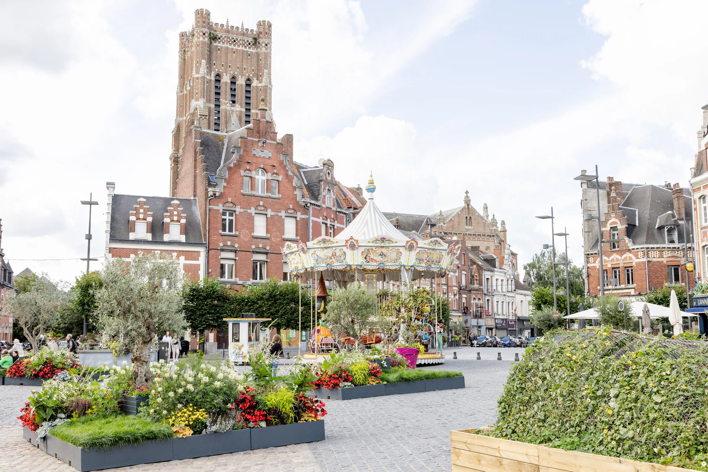 Béthune, la Grand-Place fleurie un jour d'été