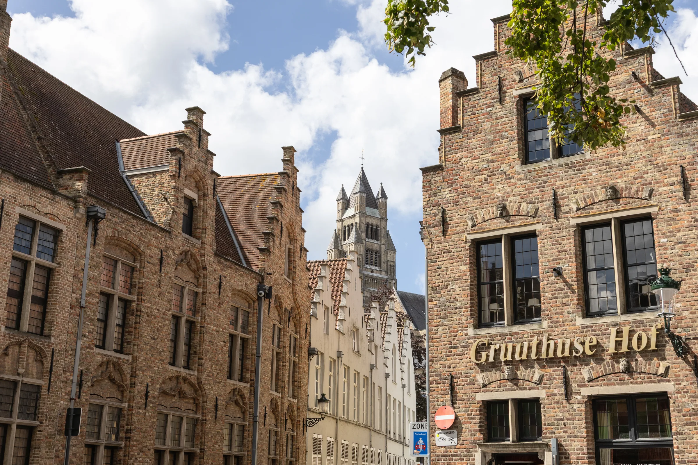 Bruges, façades en brique du Gruuthuse et clocher du beffroi en arrière-plan