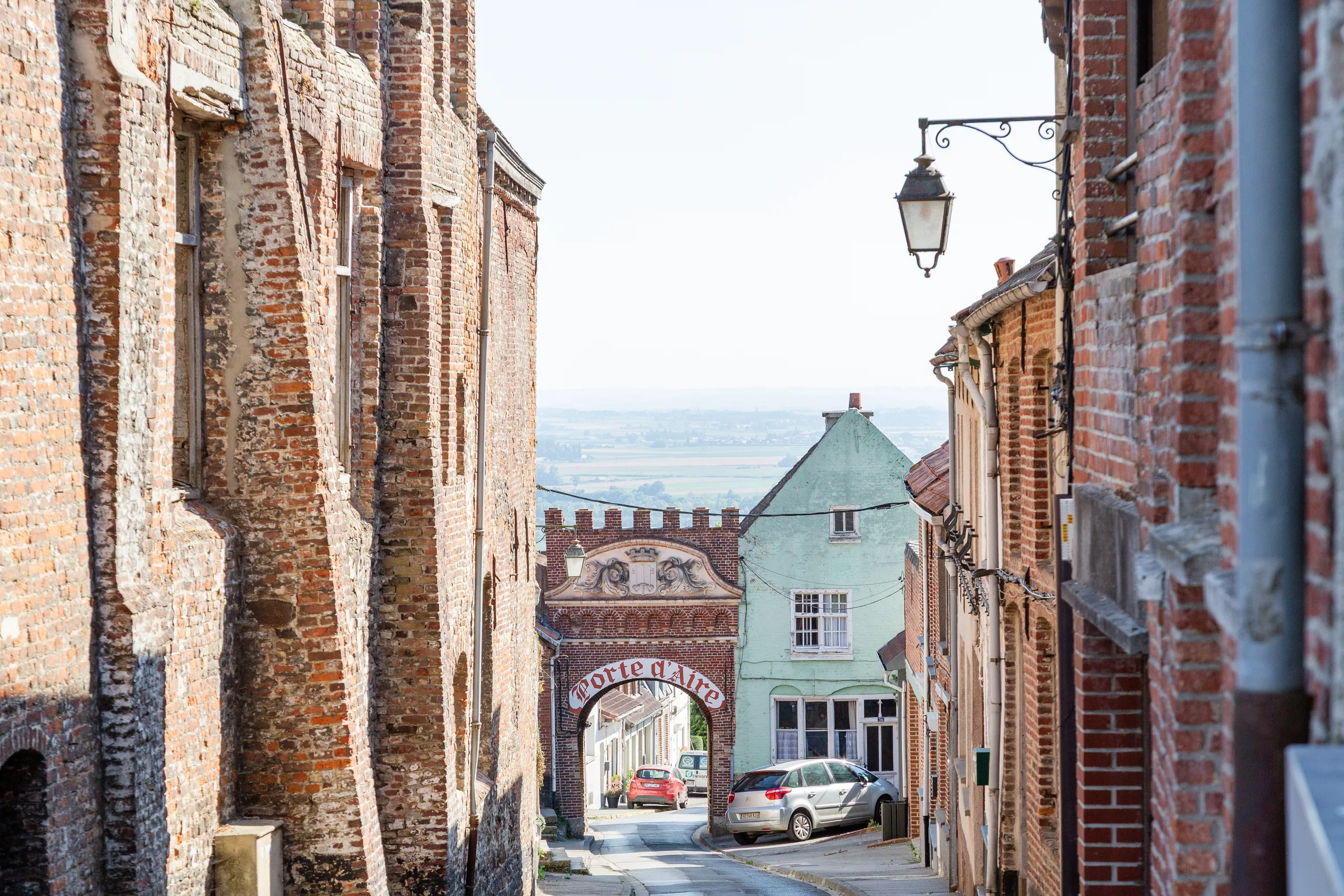 Cassel, ruelle d'architecture flamande et porte d'entrée du village