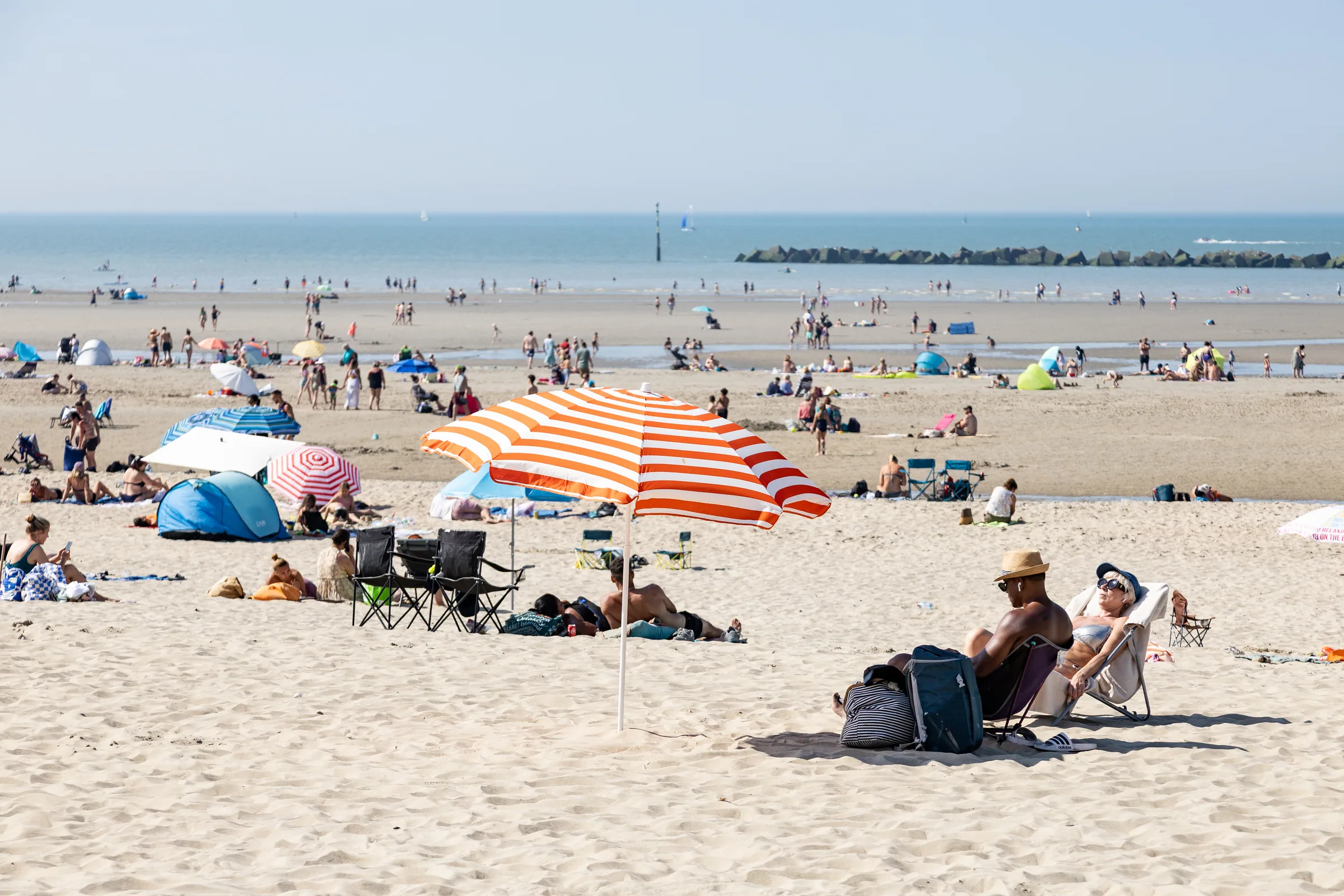 Dunkerque, la plage de Malo-les-Bains en été, parasols et chaises longues