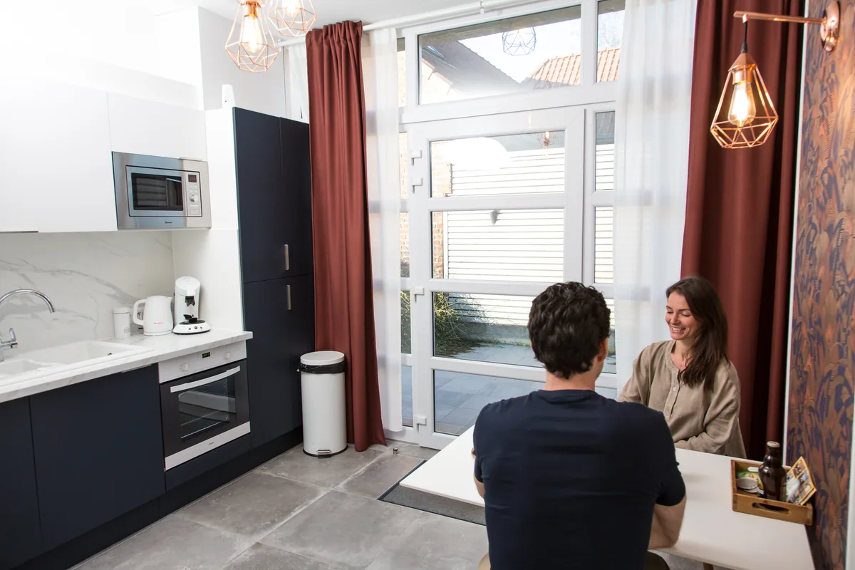 Maison La Vesée, l'appartement Alpinia, la cuisine au rez-de-chaussée, autre angle