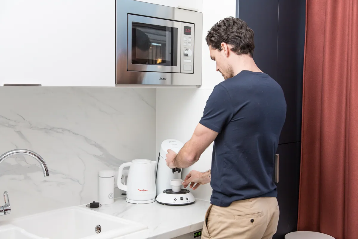 Maison La Vesée, l'appartement Alpinia, la cuisine, préparation du café