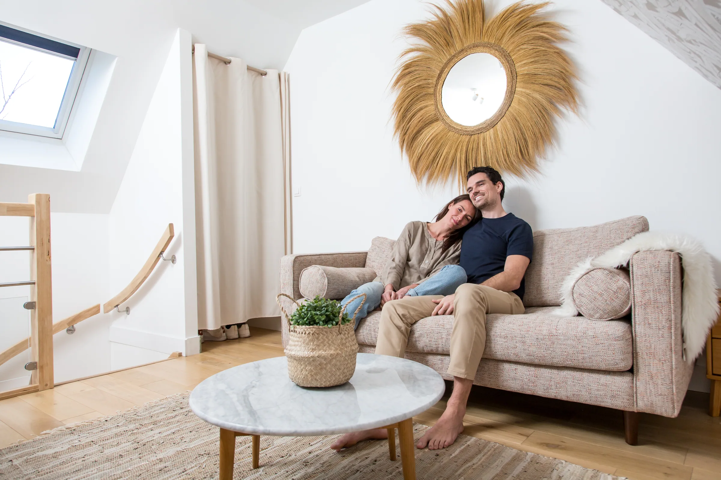 Maison La Vesée, l'appartement Alpinia, le salon avec un couple installé dans le canapé