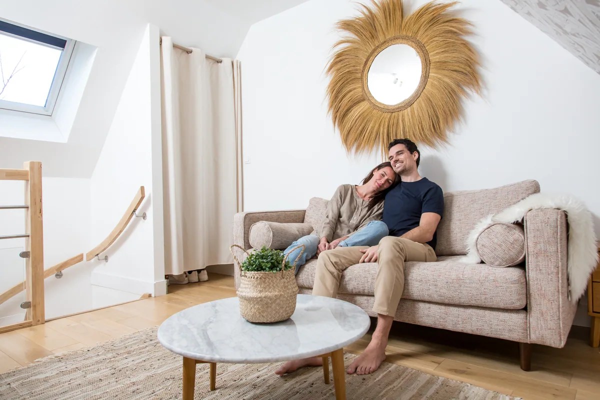 Maison La Vesée, l'appartement Alpinia, le salon avec un couple installé dans le canapé