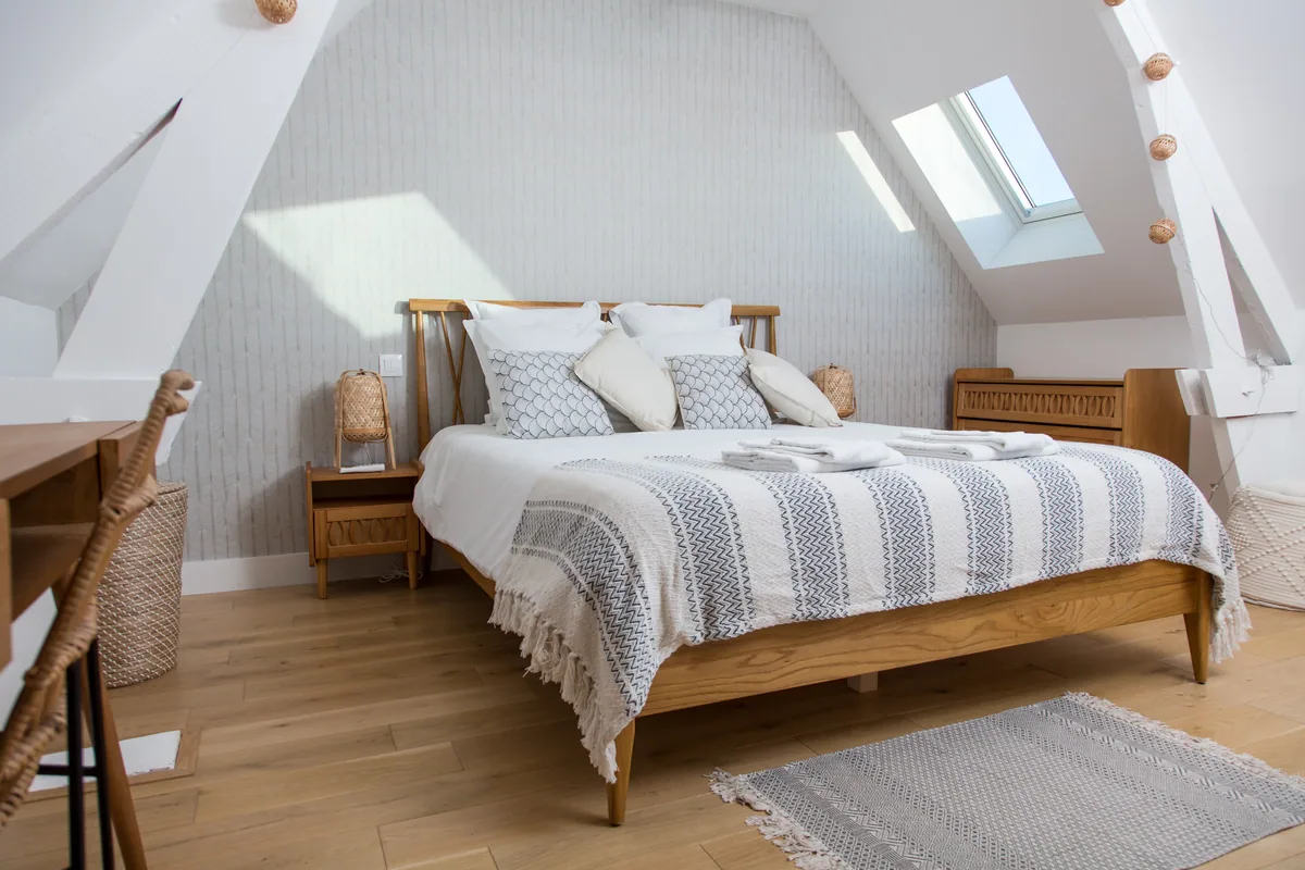 Maison La Vesée, l'appartement Alpinia, duplex 2 personnes, la chambre, vue sur le lit en journée