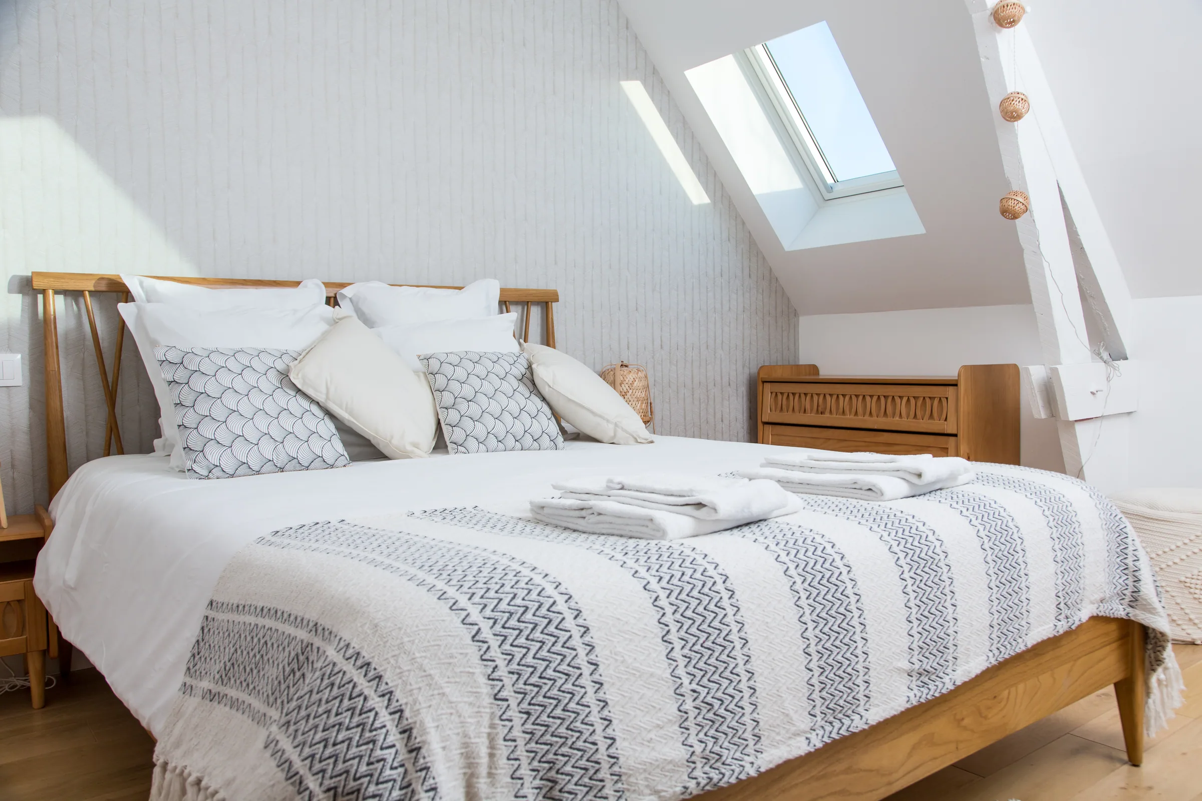 Maison La Vesée, l'appartement Alpinia, la chambre à l'étage, le lit en journée