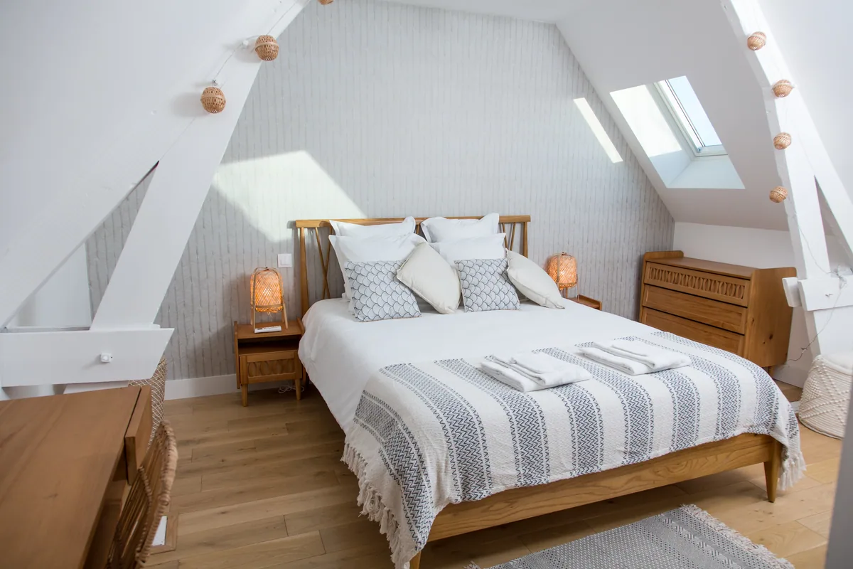Maison La Vesée, l'appartement Alpinia, la chambre, le lit en journée, autre angle