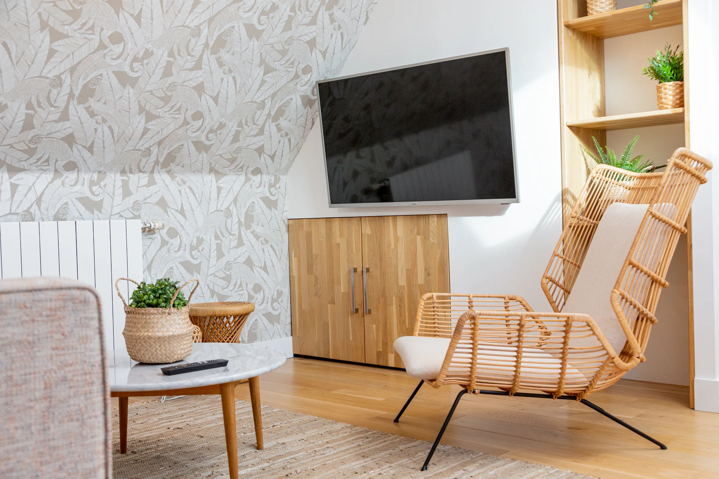 Maison La Vesée, l'appartement Alpinia, vue d'ensemble du salon en journée