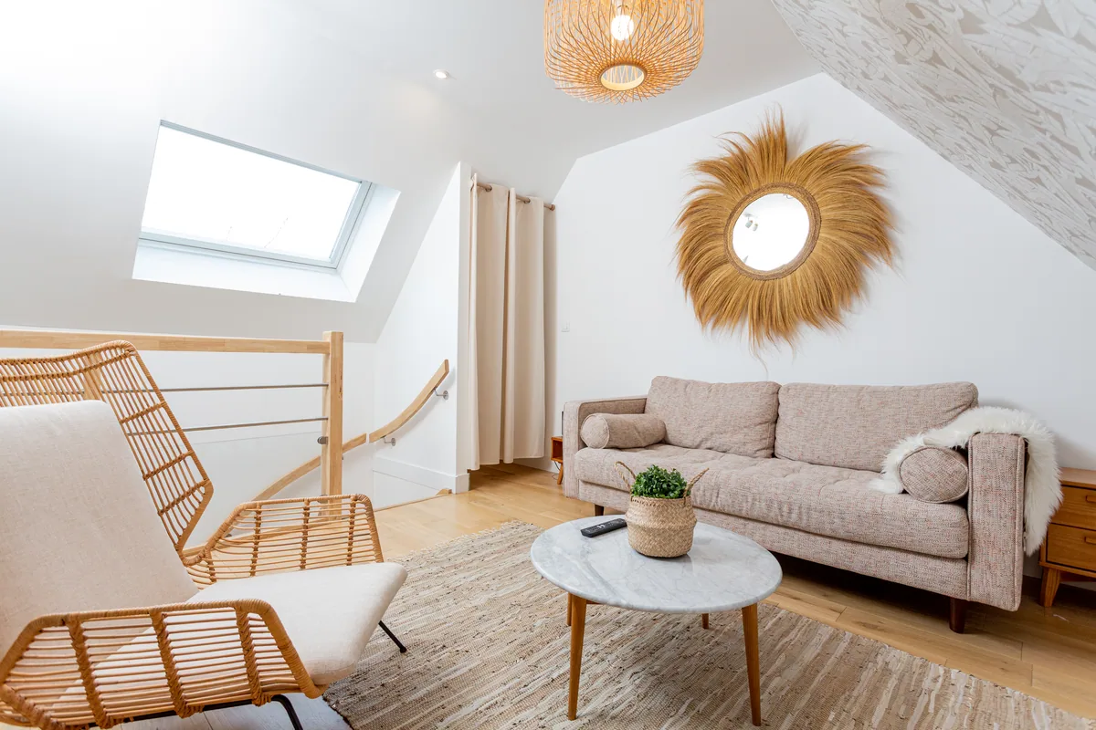Maison La Vesée, l'appartement Alpinia, le salon, vue générale en journée, autre angle