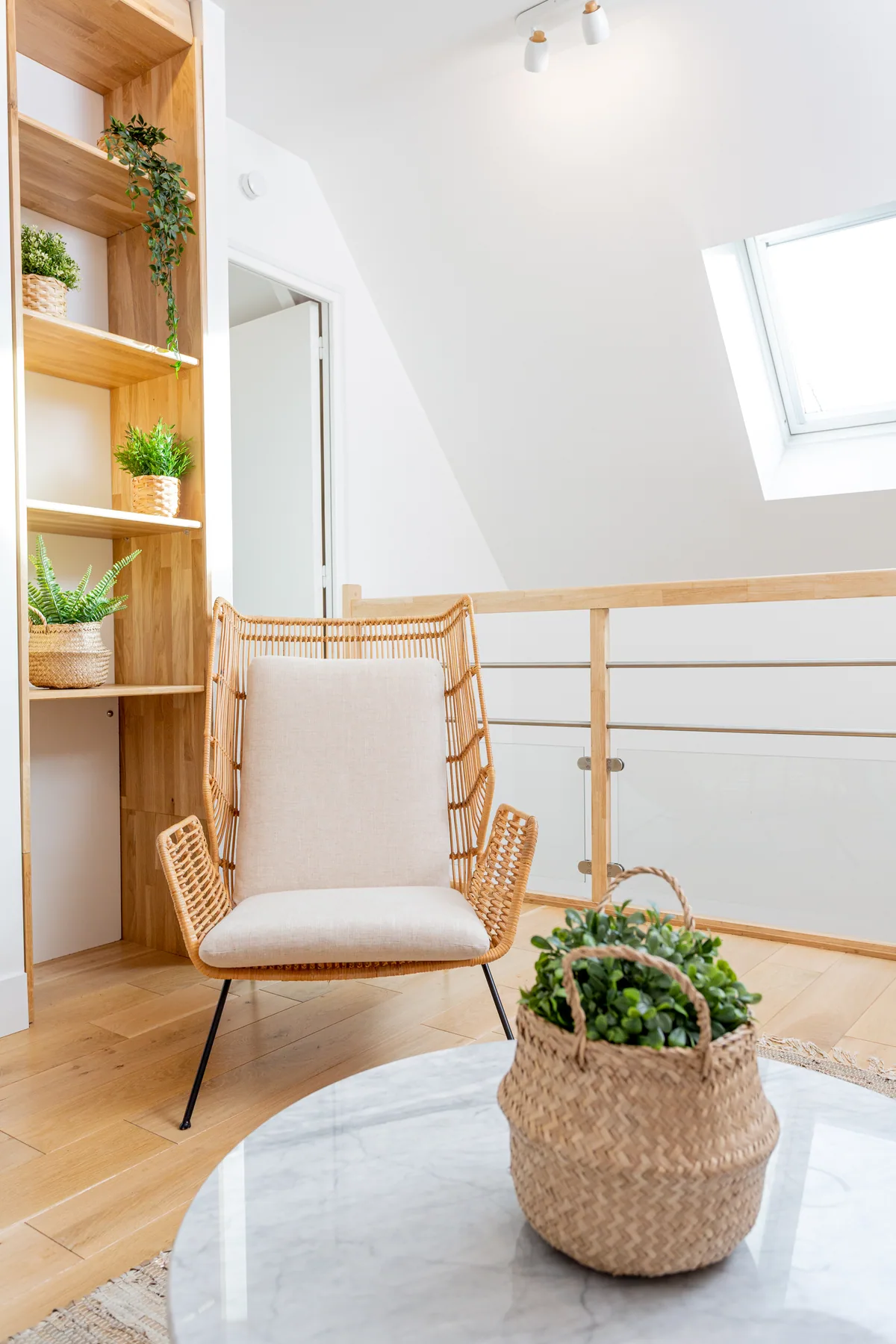 Maison La Vesée, l'appartement Alpinia, le salon, détail sur la table basse et le fauteuil