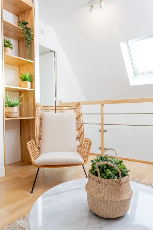 Maison La Vesée, l'appartement Alpinia, le salon, détail sur la table basse et le fauteuil