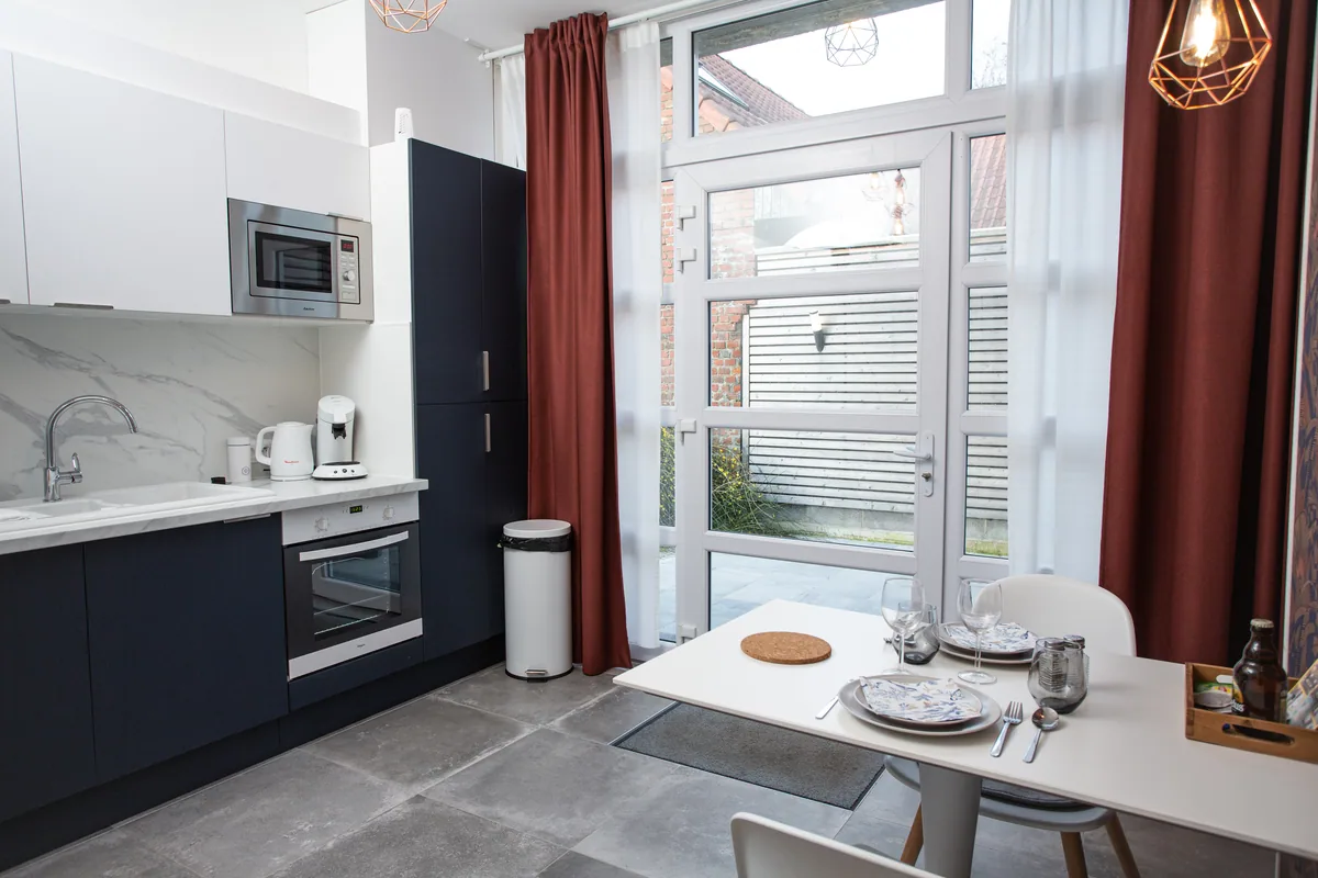 Maison La Vesée, l'appartement Alpinia, la cuisine, vue générale en journée, autre angle