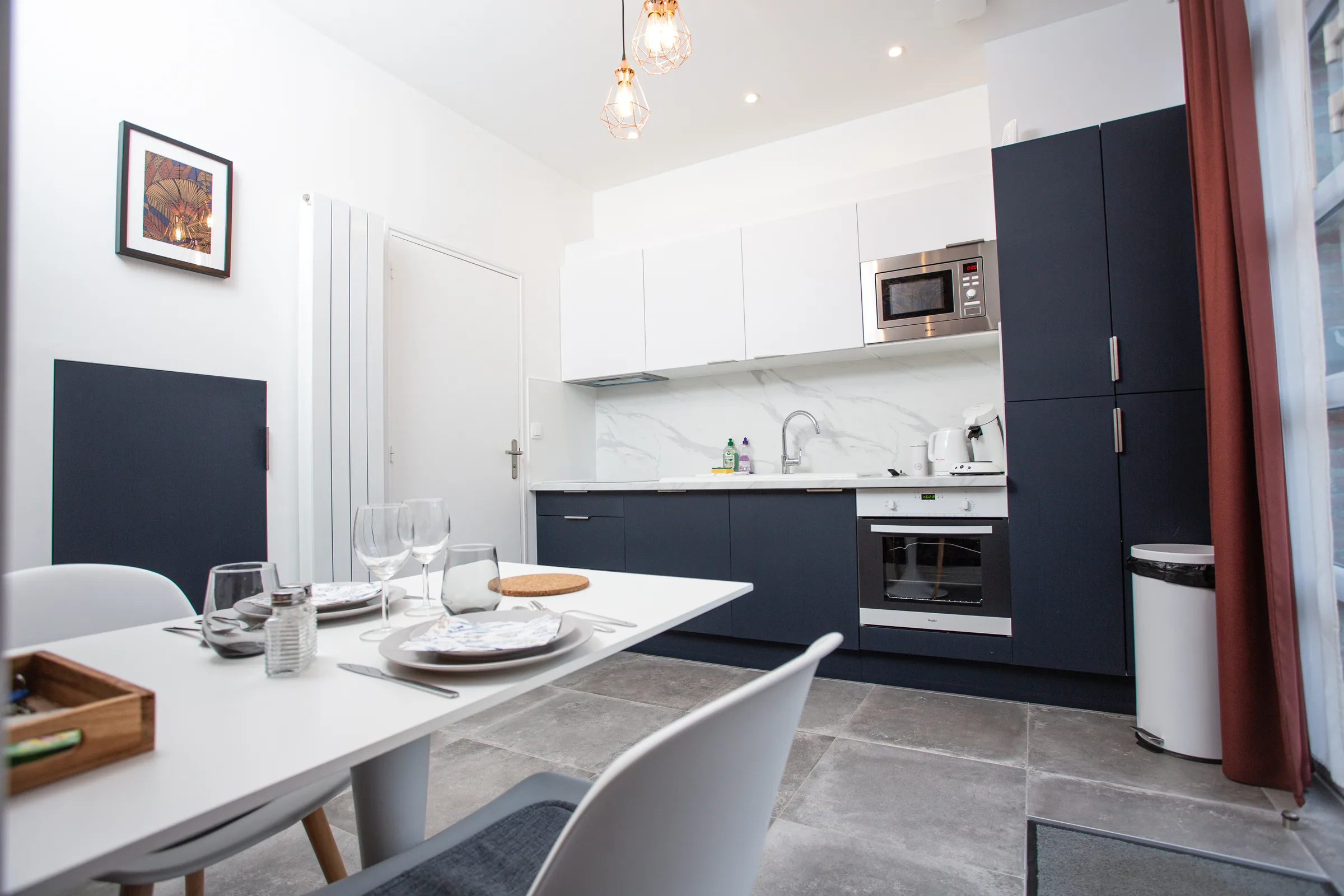 Maison La Vesée, l'appartement Alpinia, la cuisine au rez-de-chaussée, vue générale en journée