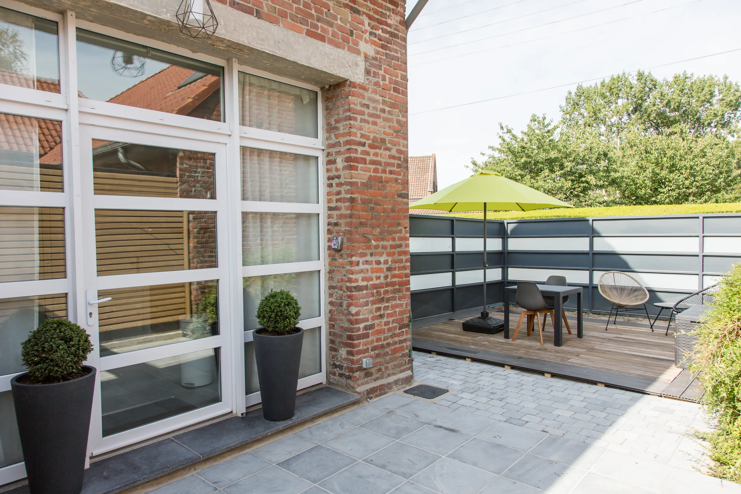 Maison La Vesée, l'appartement Alpinia, la terrasse, la grande terrasse extérieure