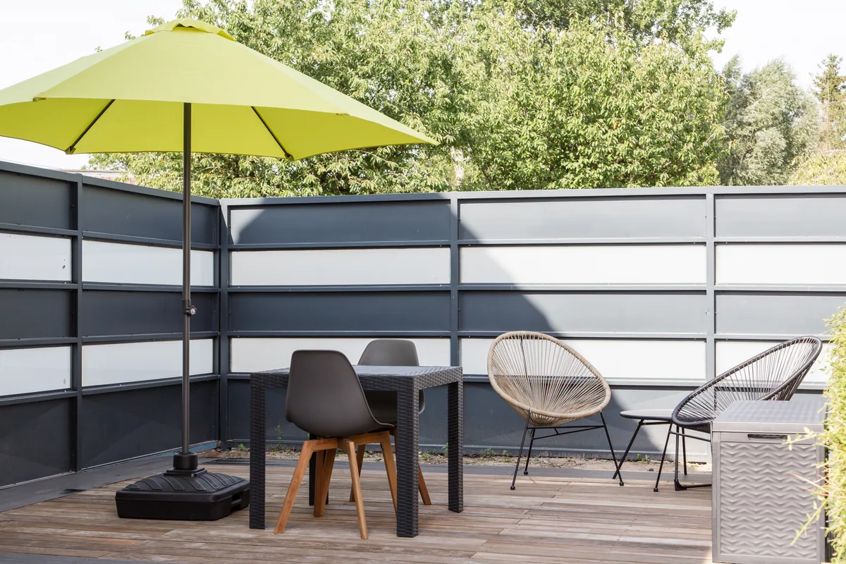 Maison La Vesée, l'appartement Alpinia, la grande terrasse extérieure, autre angle